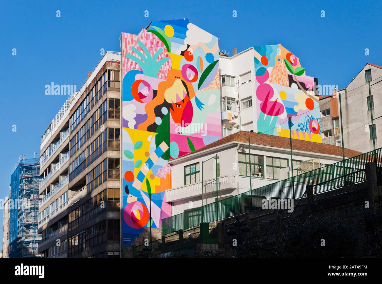 Vigo, Espagne - 25 janvier 2020: "Los Frutos del mar y la montaña" peinture murale d'artistes Zosen Bandido avec Mina Hamada le 25 janvier 2020 à Vigo Banque D'Images