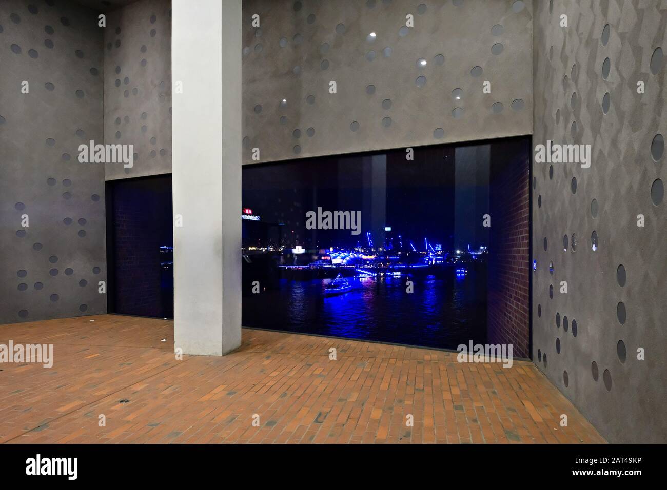 Niveau mezzanine avec fenêtre d'observation dans la salle De Concert Elbphilonie du port de Hambourg la nuit, Hambourg, Allemagne Banque D'Images