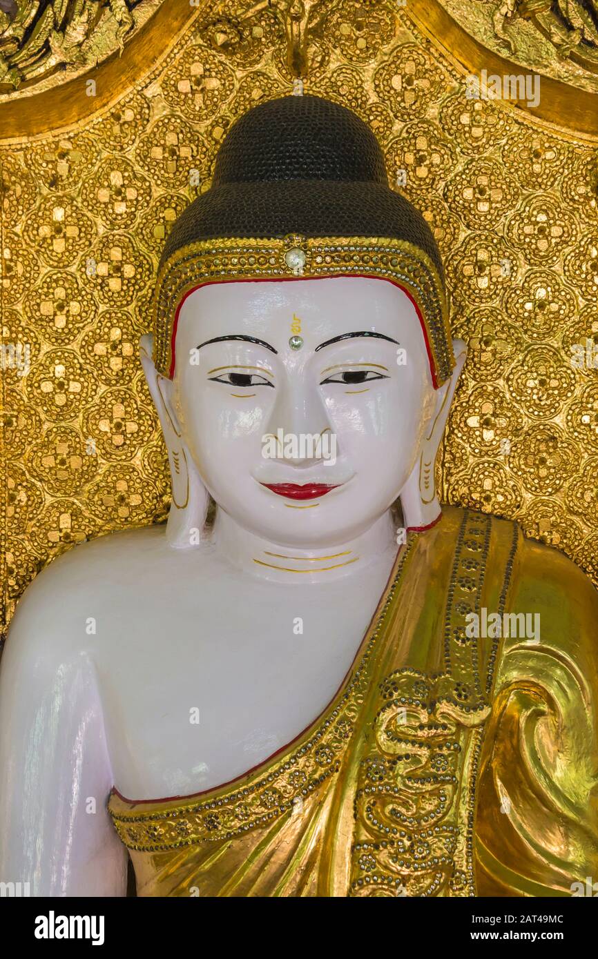 Statue de Bouddha à Umin Thounzeh sur la colline de Sagaing, près de Mandalay, Myanmar (Birmanie), l'Asie en février Banque D'Images