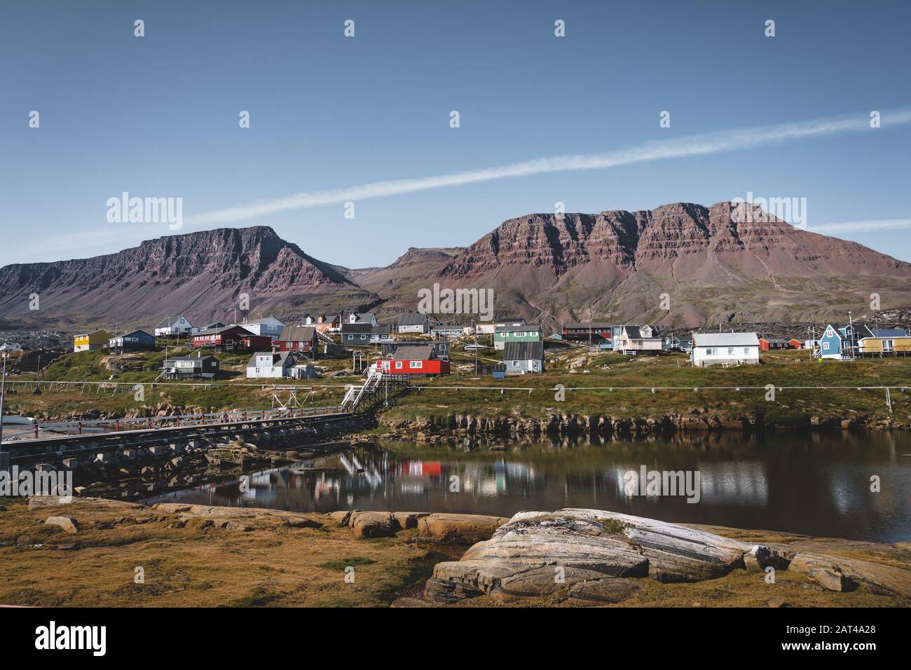Vue sur les maisons colorées de l'île Disko au Groenland, arctique ville de Qeqertarsuaq. Situé dans la baie de Disko. Ciel bleu et journée ensoleillée. Montagne de la table Banque D'Images