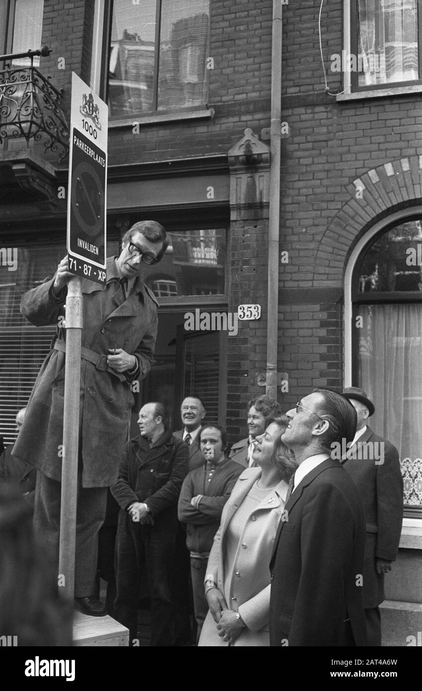 Alderman Brautigam place 1000ème panneau pour le stationnement pour personnes handicapées; Alderman Brautigam dans les escaliers (l), Disabled Knot regarde Date: 26 mars 1974 mots clés: Panneaux routiers, aldermen Nom personnel: Brautigam, E.A.G. Banque D'Images