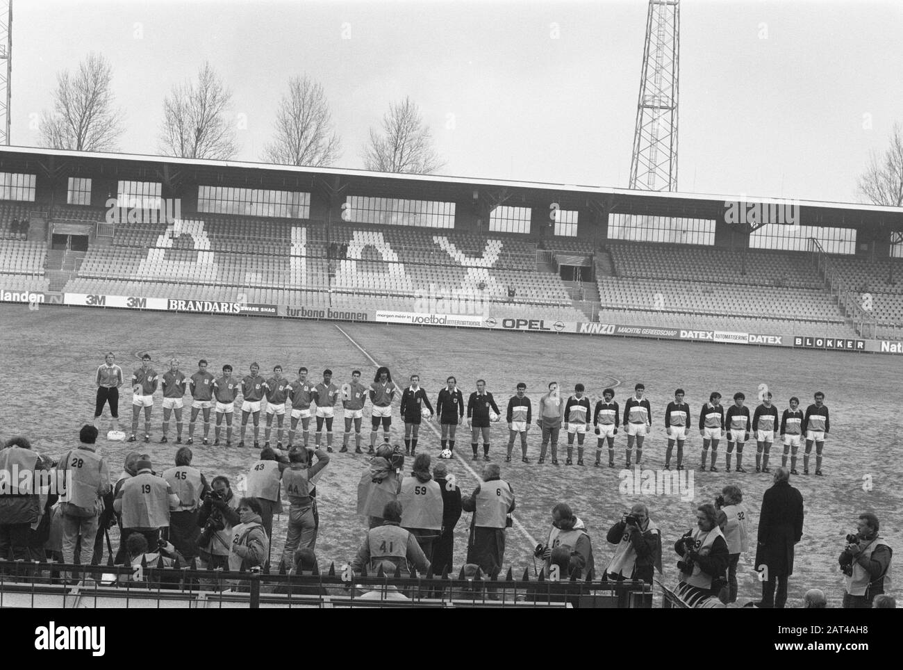 Interland Pays-Bas contre Chypre 4-0, sans audience au Stade Ajax; équipes pendant les matchs hymne national Date: 9 décembre 1987 mots clés: Équipes, sports, football Banque D'Images