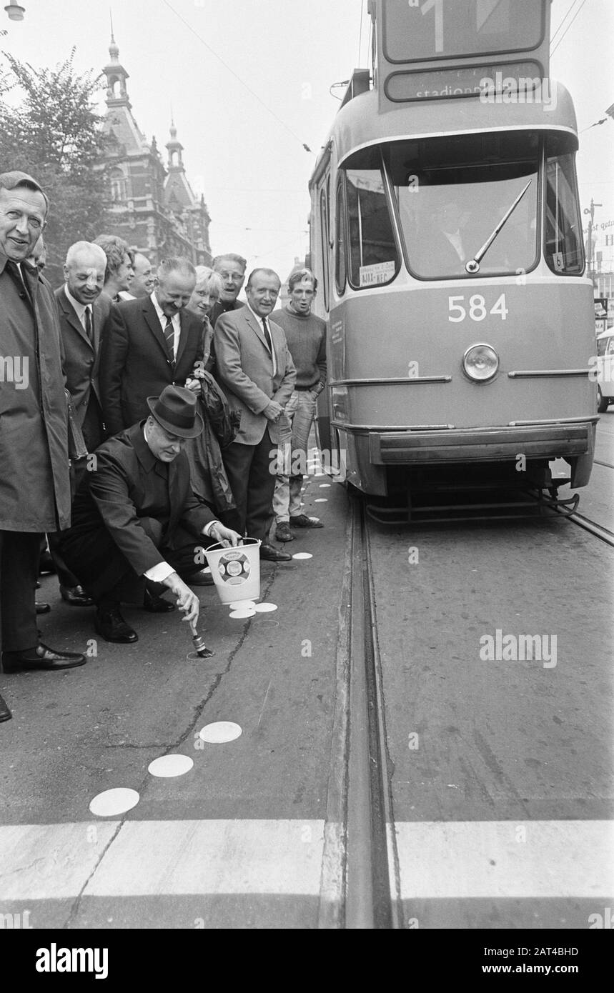 Appliquer un nouveau marquage le long du tramway Alderman Ham s'accroche sur la Leidseplein les premiers gâteaux d'œufs Date : 16 septembre 1968 lieu : Amsterdam, Noord-Holland mots clés : tramways, sécurité routière Banque D'Images