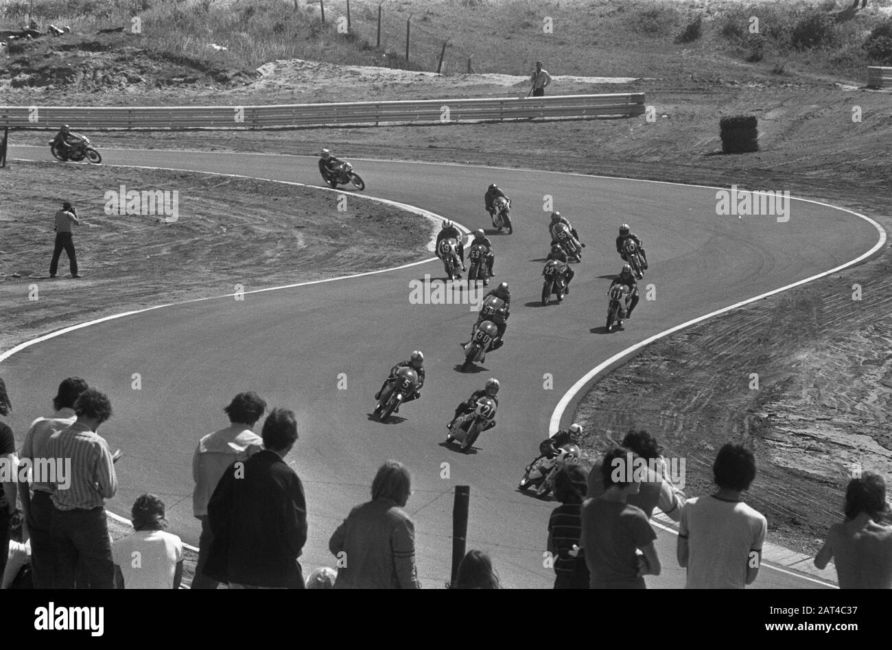 Courses internationales De Moto sur circuit renouvelé de Zandvoort, les motocyclistes passent par nouveau virage Date: 8 juillet 1973 lieu: Noord-Holland, Zandvoort mots clés: MOTORRACES, tours, circuits Banque D'Images