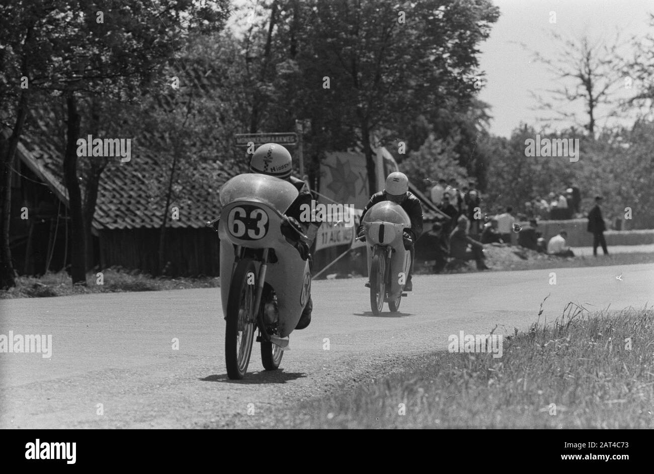 Courses internationales de moto à Tubbergen. Les 50 cc en action, à gauche (n° 63) F. Quartz sur L'Itom et à droite (no 1), A. van Extel on Itom Date: 3 June 1963 lieu: Overijssel, Tubbergen mots clés: Motorsport, Sport Nom du personnage: EXTEL, A. van, Quartz, F. Banque D'Images