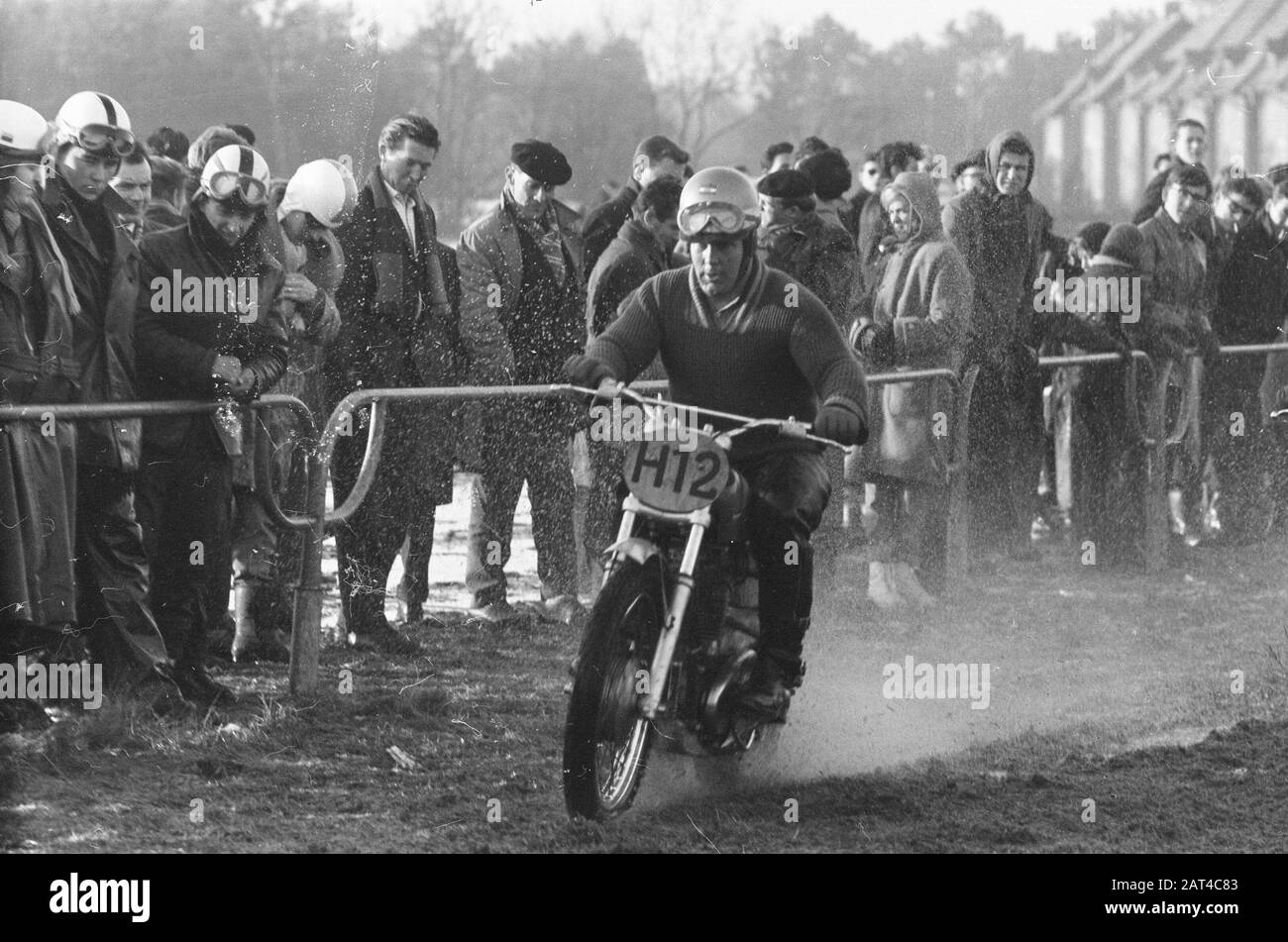 Courses internationales de moto entre la Belgique et les Pays-Bas à Gemert (NB). 13 B. Dirkx, 14 B. Dirkx Date : 3 mars 1963 lieu : Gemert mots clés : motocyclettes, terrain, concours Nom personnel : B. Dirkx Banque D'Images