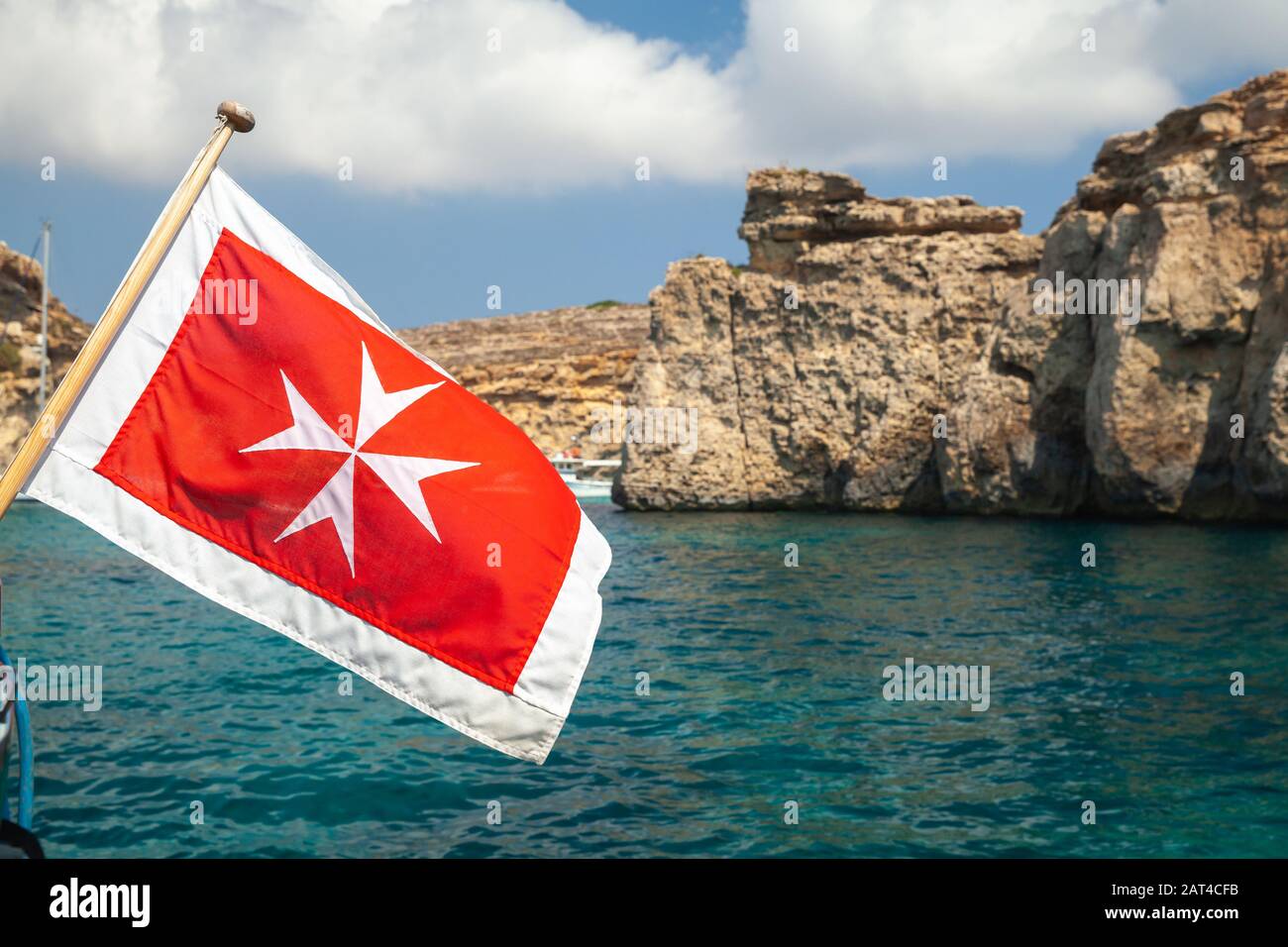 Le drapeau marchand de Malte est sur une poupe à bateaux Banque D'Images