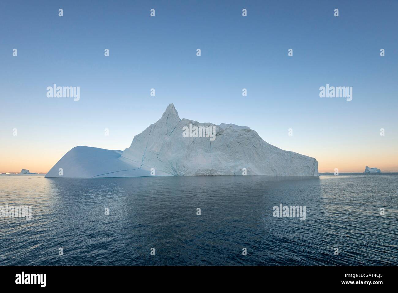Icebergs au coucher du soleil à Hall Bredning, partie du système de fjord Scoresby Sound, est du Groenland Banque D'Images