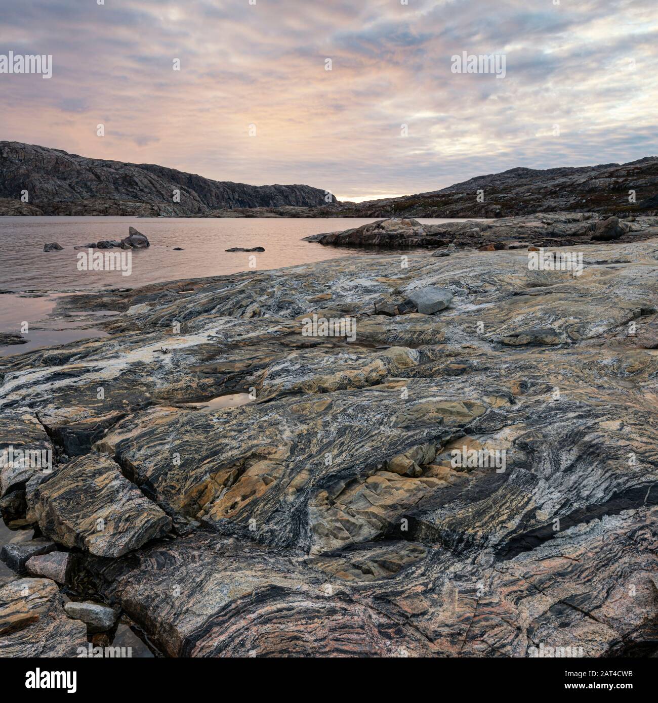Profils rocheux intrecate à Bear Island, dans le détroit de Scoresby, à l'est du Groenland Banque D'Images