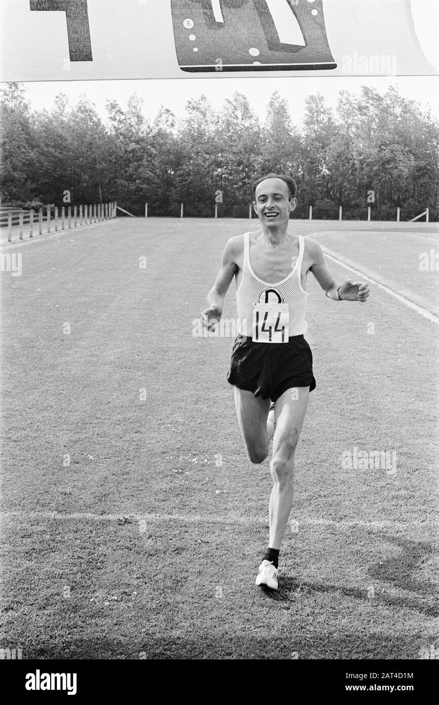Marathon International Des Anciens Combattants À Baarn. Gagnant W. Wela (Allemagne) continue à terminer Date: 25 mai 1968 lieu: Baarn mots clés: Marathons, gagnants, Finitions, anciens combattants Nom personnel: W. Wela Banque D'Images