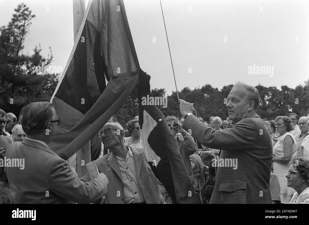 Alderman Kuypers (à droite) ouvre la semaine des affectations par drapeau de levée Date: 4 août 1973 mots clés: Ouvertures, drapeaux Nom personnel: Kuypers, Louis Banque D'Images