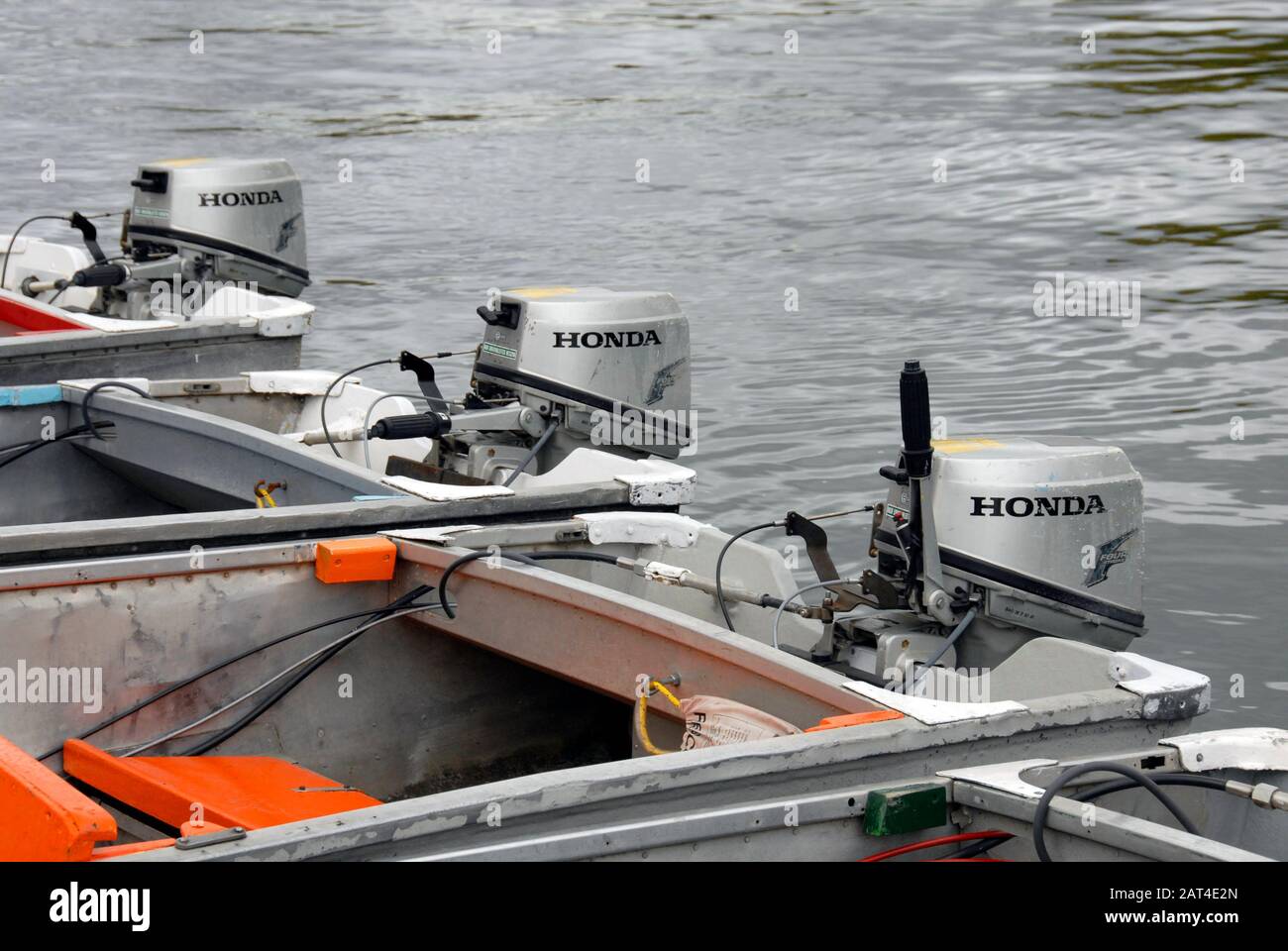 Moteurs hors-bord Honda sur chacun des trois dinghies, Henley on Thames, Oxfordshire, Angleterre Banque D'Images