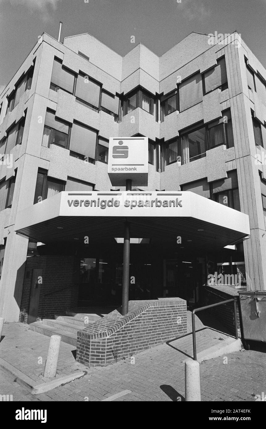 FIOD raids dans les bureaux de la United Savings Bank de Nieuwegein et d'Amsterdam concernant la recherche sur d'éventuelles transactions en argent noir Date: 4 octobre 1984 lieu: Nieuwegein mots clés: Bureaux, enquêtes Nom personnel: FIOD Nom de l'institution: VSB Banque D'Images
