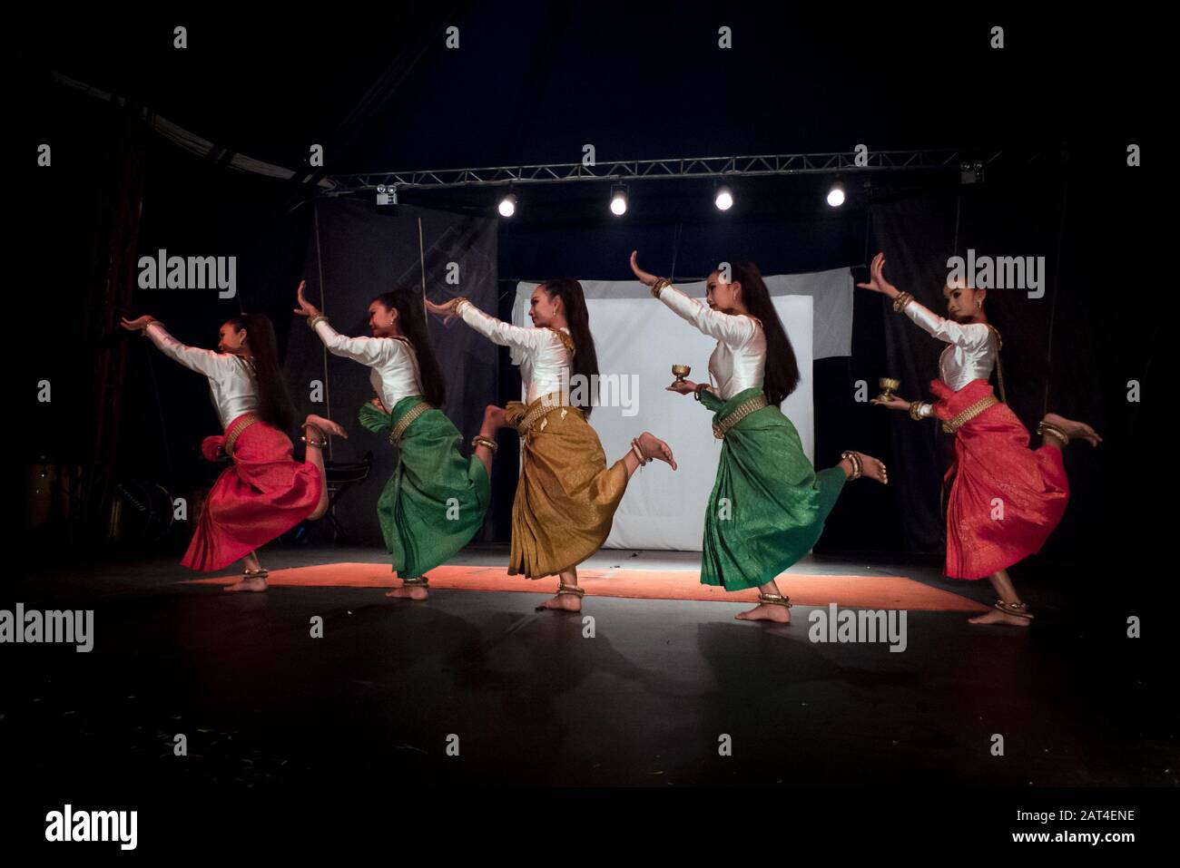 Battambang, Cambodge, Asie: Un groupe de danseurs du cirque Phare Ponleu Selpak lors d'une danse cambodgienne traditionnelle Banque D'Images