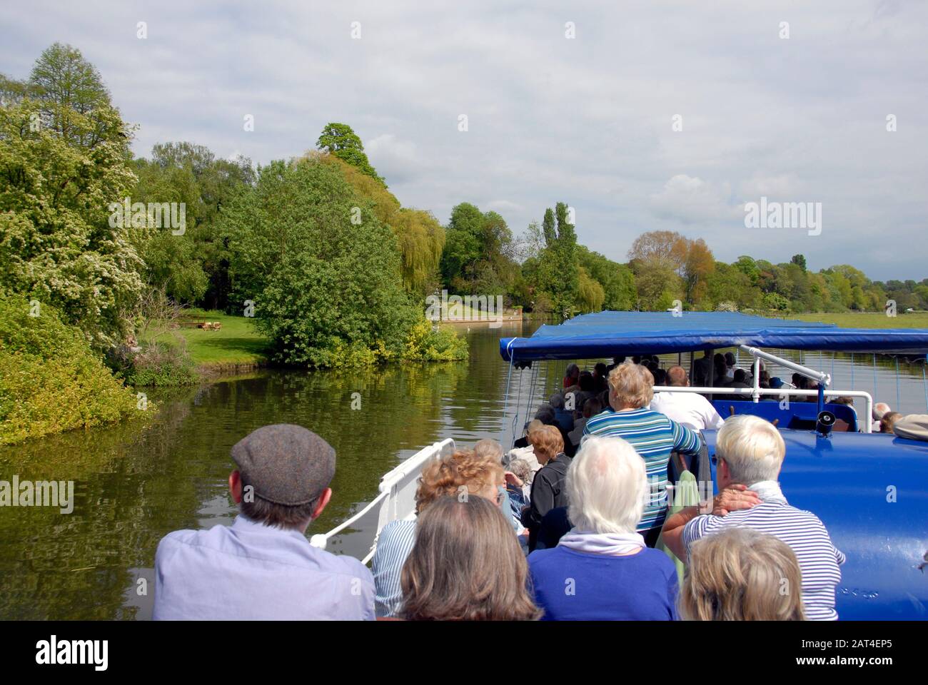 Groupe de personnes âgées qui profitent d'une journée de croisière sur la rivière, la Tamise, Angleterre Banque D'Images