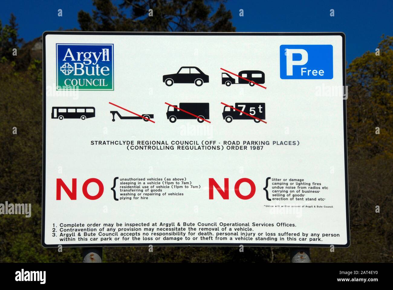 Avis dans le parking gratuit qui énumère de nombreux articles qui ne sont pas autorisés Banque D'Images