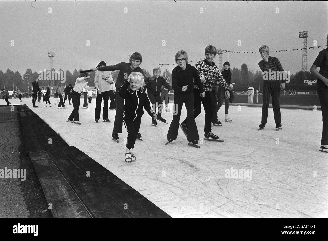 Patinoire Jaap Eden, Amsterdam, ouverte à nouveau; patineurs Date: 10 octobre 1970 lieu: Amsterdam, Noord-Holland mots clés: Patineurs Nom personnel: Jaap Eden skatsrink Banque D'Images