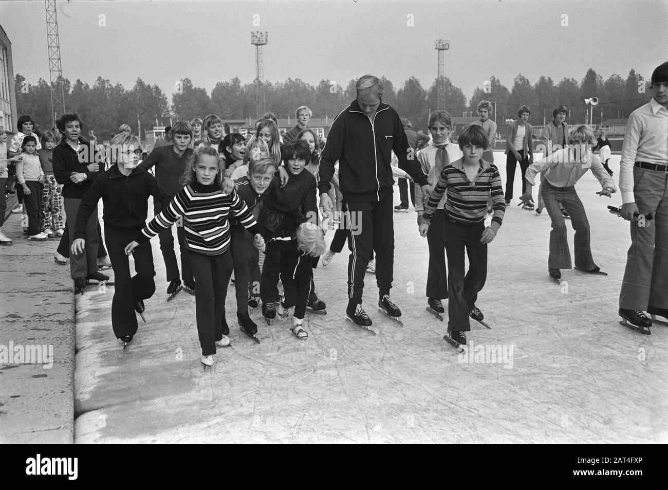 Patinoire Jaap Eden, Amsterdam, ouverte à nouveau; patineurs Date: 10 octobre 1970 lieu: Amsterdam, Noord-Holland mots clés: Patineurs Nom personnel: Jaap Eden skatsrink Banque D'Images