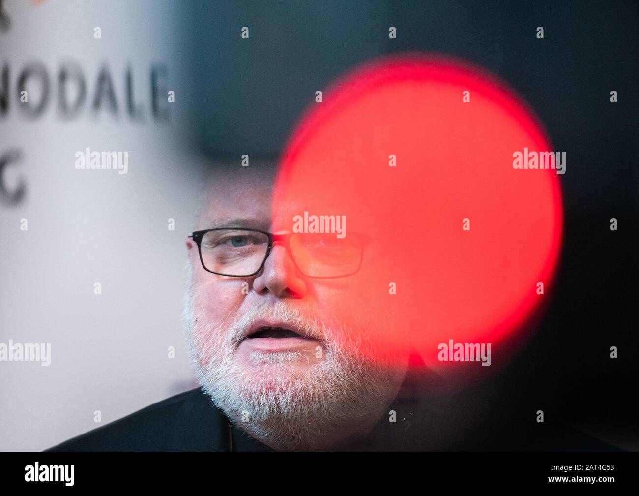 30 janvier 2020, Hessen, Francfort-sur-le-Main: La lumière de contrôle d'une caméra se trouve sur le visage du cardinal Reinhard Marx, président de la Conférence des évêques allemands (DBK), lors de la conférence de presse. La première réunion De La Voie synodale de l'Église catholique traitera, à partir d'aujourd'hui, des propositions de réforme sur le célibat et la position des femmes dans l'Église. Le mouvement de réforme "Nous sommes l'Eglise" examine les délibérations de Francfort avec un mélange d'espoir et de scepticisme. Photo: Andreas Arnold/Dpa Banque D'Images 30 janvier 2020, Hessen, Francfort-sur-le-Main: La lumière de contrôle d'une caméra se trouve sur le visage du cardinal Reinhard Marx, président de la Conférence des évêques allemands (DBK), lors de la conférence de presse. La première réunion De La Voie synodale de l'Église catholique traitera, à partir d'aujourd'hui, des propositions de réforme sur le célibat et la position des femmes dans l'Église. Le mouvement de réforme "Nous sommes l'Eglise" examine les délibérations de Francfort avec un mélange d'espoir et de scepticisme. Photo: Andreas Arnold/Dpa Banque D'Images