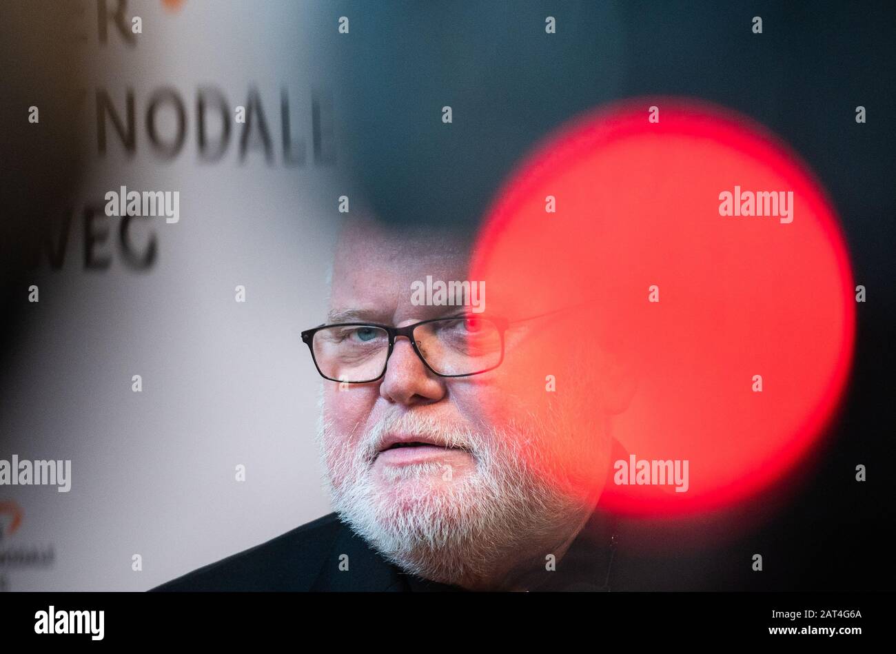 30 janvier 2020, Hessen, Francfort-sur-le-Main: La lumière de contrôle d'une caméra se trouve sur le visage du cardinal Reinhard Marx, président de la Conférence des évêques allemands (DBK), lors de la conférence de presse. La première réunion De La Voie synodale de l'Église catholique traitera, à partir d'aujourd'hui, des propositions de réforme sur le célibat et la position des femmes dans l'Église. Le mouvement de réforme "Nous sommes l'Eglise" examine les délibérations de Francfort avec un mélange d'espoir et de scepticisme. Photo: Andreas Arnold/Dpa Banque D'Images 30 janvier 2020, Hessen, Francfort-sur-le-Main: La lumière de contrôle d'une caméra se trouve sur le visage du cardinal Reinhard Marx, président de la Conférence des évêques allemands (DBK), lors de la conférence de presse. La première réunion De La Voie synodale de l'Église catholique traitera, à partir d'aujourd'hui, des propositions de réforme sur le célibat et la position des femmes dans l'Église. Le mouvement de réforme "Nous sommes l'Eglise" examine les délibérations de Francfort avec un mélange d'espoir et de scepticisme. Photo: Andreas Arnold/Dpa Banque D'Images