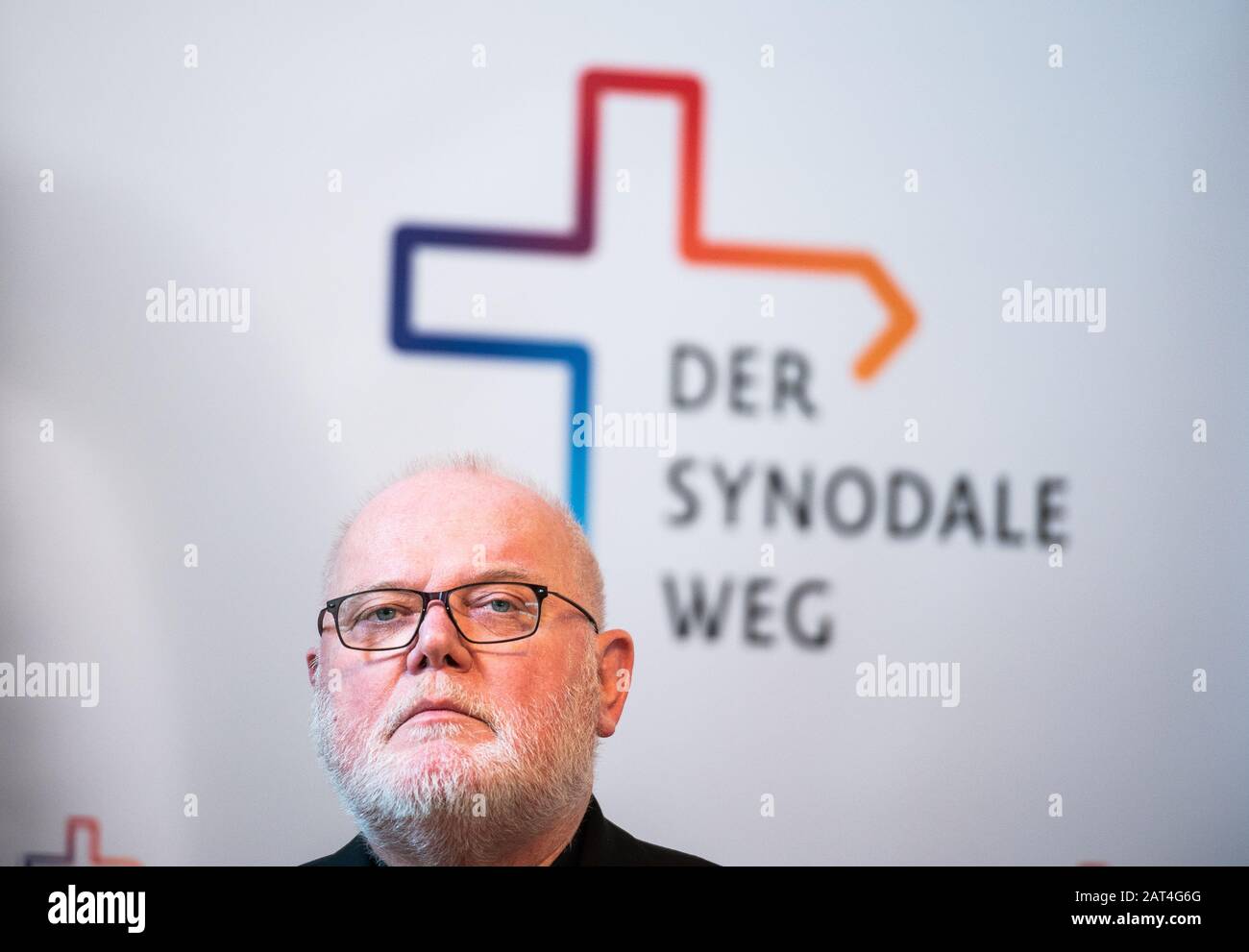 30 janvier 2020, Hessen, Francfort-sur-le-Main: Le cardinal Reinhard Marx, président de la Conférence des évêques allemands (DBK), se tient devant le logo de la Voie synodale lors de la conférence de presse. La première réunion De La Voie synodale de l'Église catholique traitera, à partir d'aujourd'hui, des propositions de réforme sur le célibat et la position des femmes dans l'Église. Le mouvement de réforme "Nous sommes l'Eglise" examine les délibérations de Francfort avec un mélange d'espoir et de scepticisme. Photo: Andreas Arnold/Dpa Banque D'Images 30 janvier 2020, Hessen, Francfort-sur-le-Main: Le cardinal Reinhard Marx, président de la Conférence des évêques allemands (DBK), se tient devant le logo de la Voie synodale lors de la conférence de presse. La première réunion De La Voie synodale de l'Église catholique traitera, à partir d'aujourd'hui, des propositions de réforme sur le célibat et la position des femmes dans l'Église. Le mouvement de réforme "Nous sommes l'Eglise" examine les délibérations de Francfort avec un mélange d'espoir et de scepticisme. Photo: Andreas Arnold/Dpa Banque D'Images