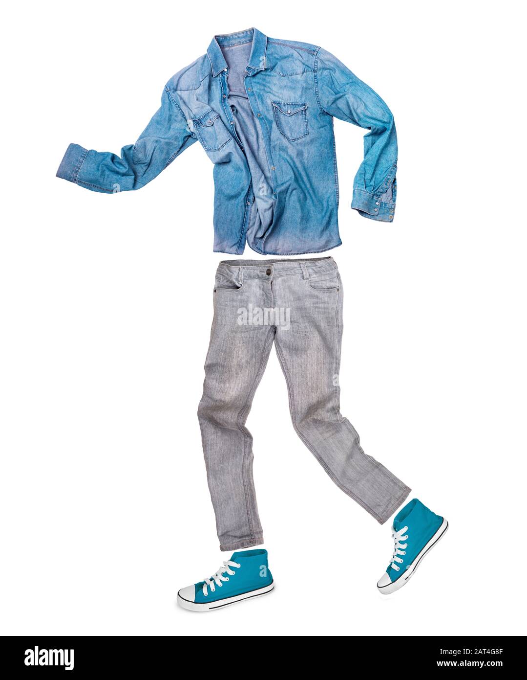 chemise avec jeans et baskets sur fond blanc Banque D'Images