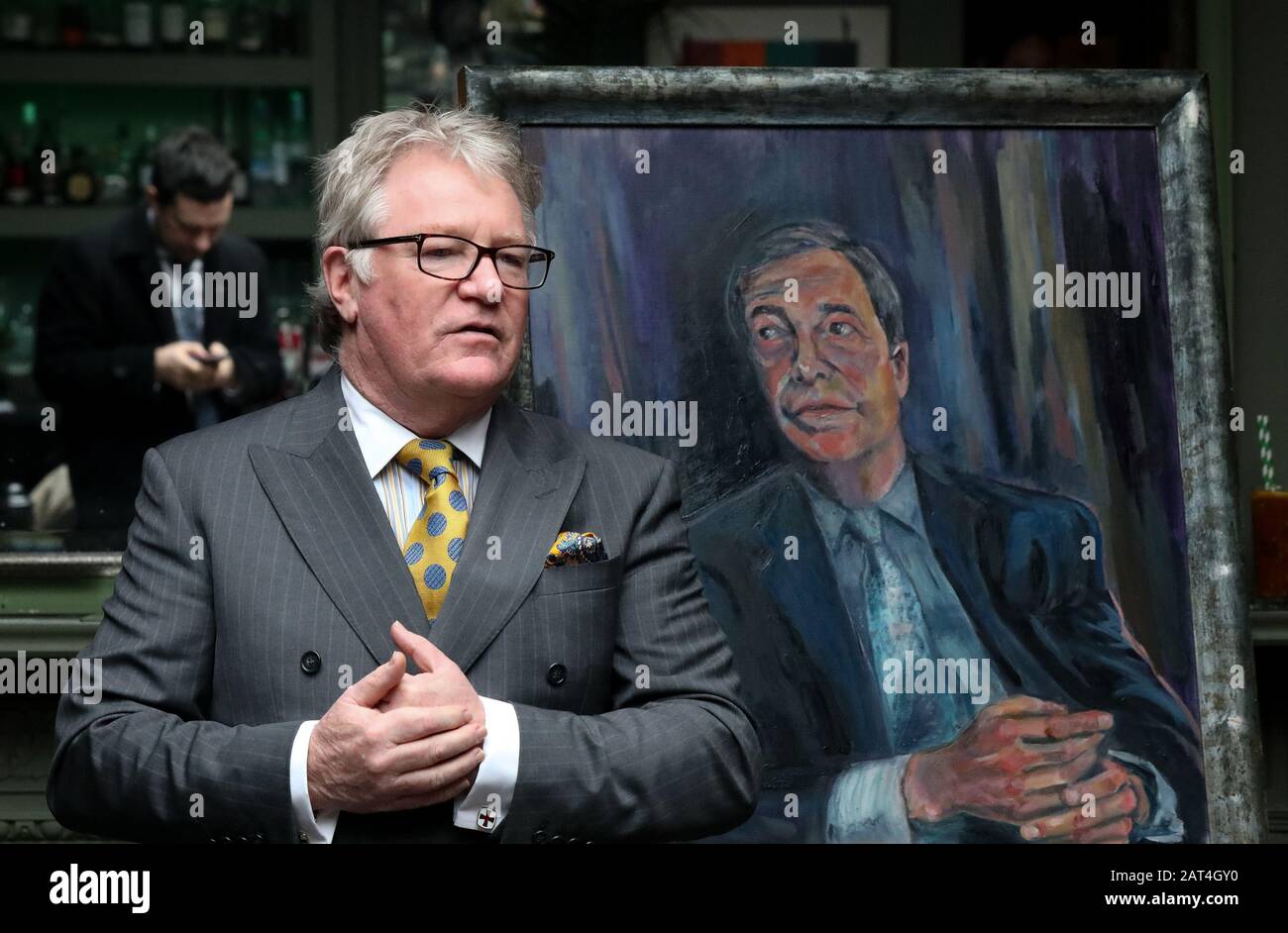 Le comédien Jim Davidson lors du dévoilement d'un portrait de Nigel Farage intitulé M. Brexit, par l'artiste Dan Llywelyn Hall, au restaurant l'Escargot à Londres. Photo PA. Date De L'Image: Jeudi 30 Janvier 2020. Voir l'histoire de PA POLITIQUE Brexit. Crédit photo devrait lire: Luciana Guerra/PA Fil Banque D'Images