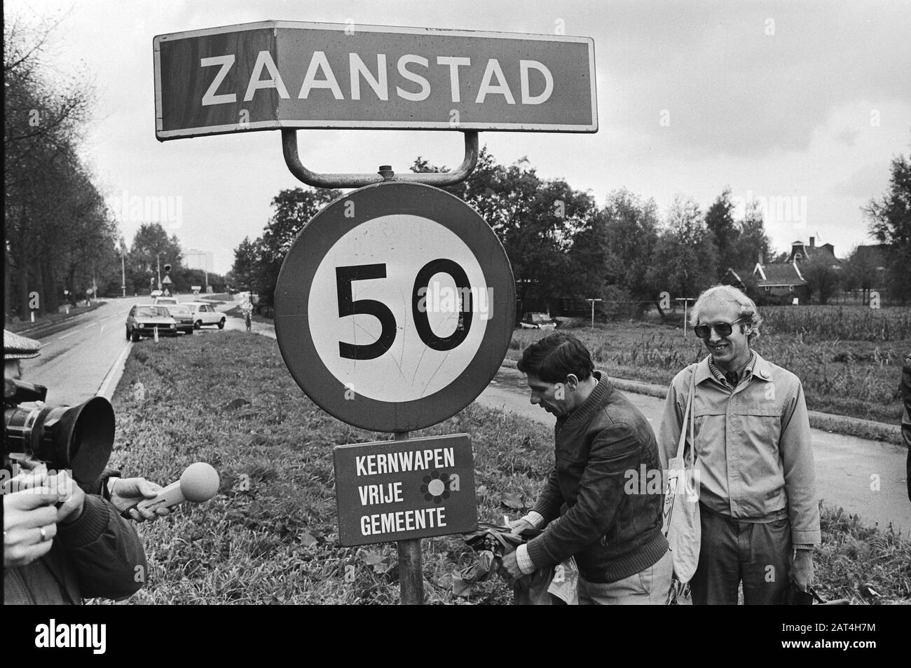 Alderman Nieuwenhuizen (l) révèle dans la municipalité de Zaanstad, en tant que 1ère municipalité, un signe nucléaire armes Free commune. Droite Nico Schouten du Comité d'action Arrêter la bombe de Neutron Date: 15 octobre 1982 lieu: Noord-Holland, Zaanstad mots clés: Signes, révélations Nom personnel: Schouten, N. Banque D'Images