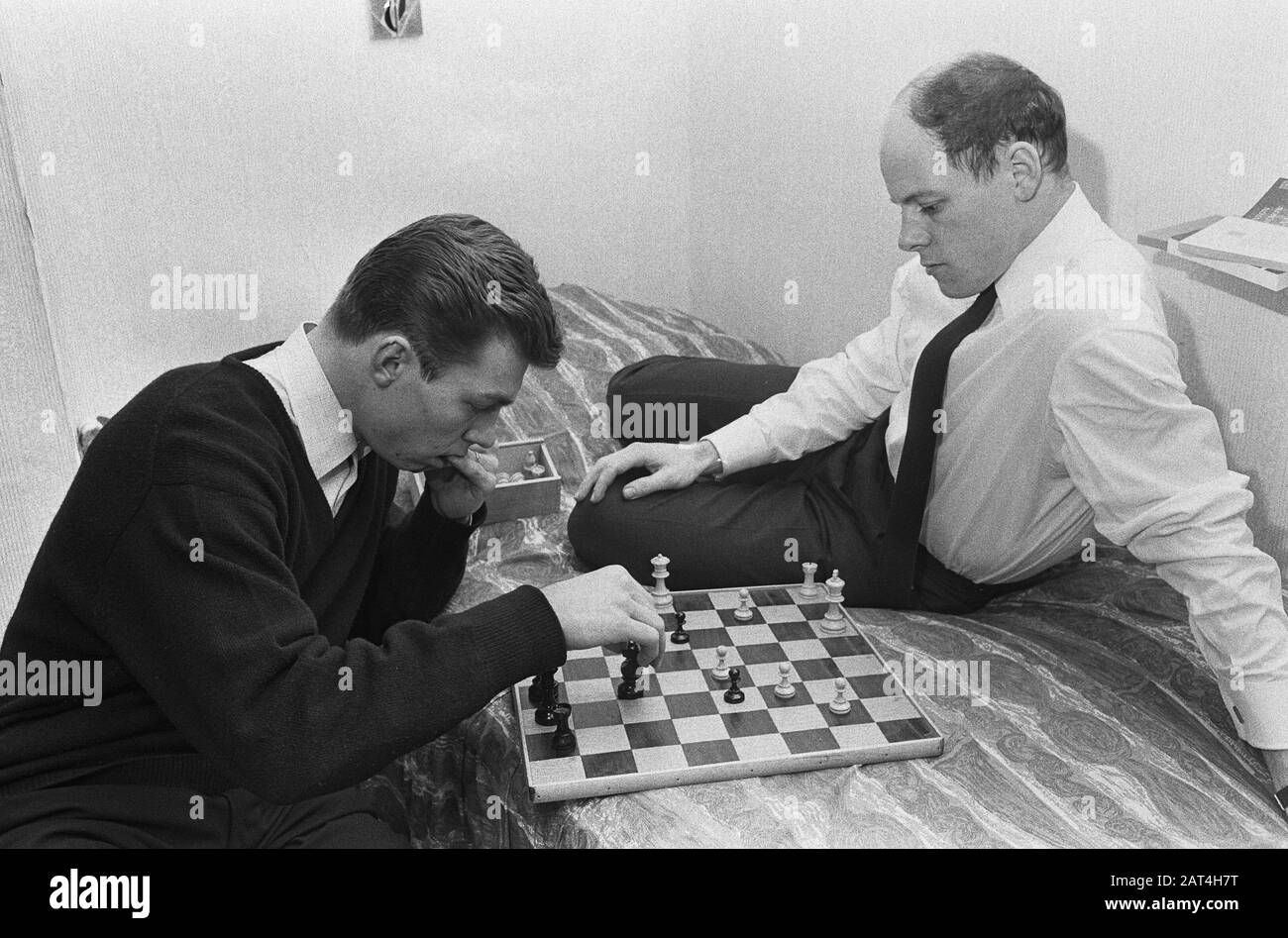 Jan Mulder (à gauche) et Gerard 'Pummie' Bergholtz à Anderlecht, jouer un jeu d'échecs Date: 14 février 1966 lieu: Belgique, Bruxelles mots clés: Échecs, sport, football, footballeurs Nom personnel: Bergholtz, Gerard, Mulder, Jan Banque D'Images