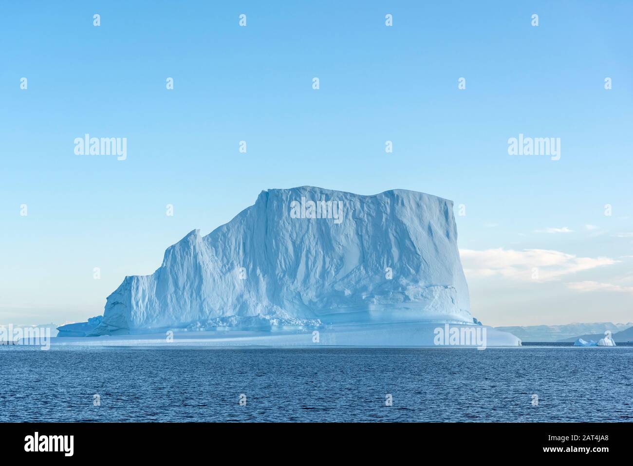 Des icebergs immenses, aussi loin que l'oeil peut voir dans Hall Bredning, une partie du système de fjord Scoesby Sound Banque D'Images