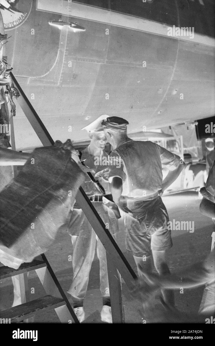 Arrivée de colis avec des avions KLM prisonniers de guerre japonais sortir les sacs de l'avion Date: Décembre 1946 lieu: Indonésie, Antilles néerlandaises de l'est Banque D'Images