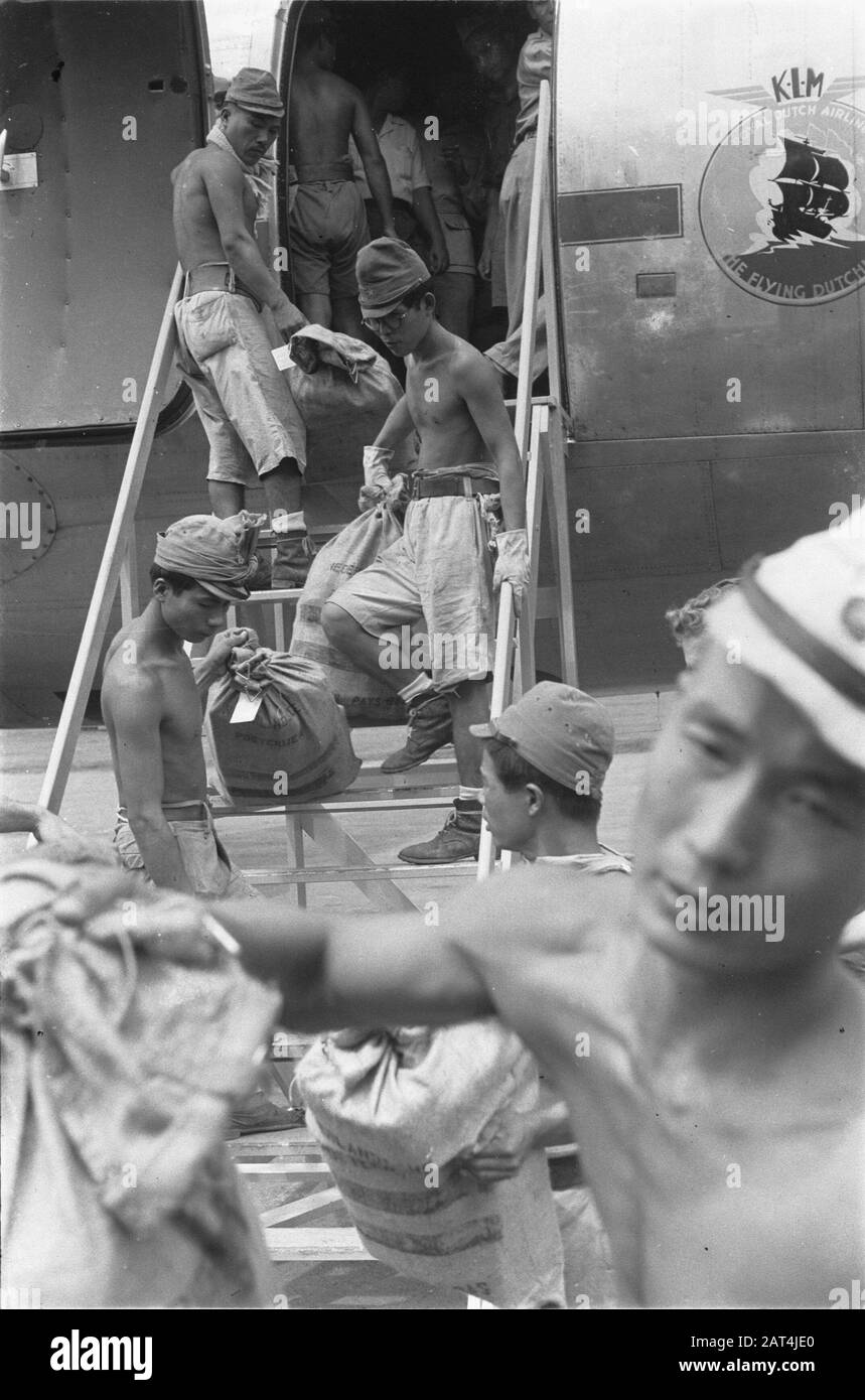 Arrivée de colis avec des avions KLM prisonniers de guerre japonais sortir les sacs de l'avion Date: Décembre 1946 lieu: Indonésie, Antilles néerlandaises de l'est Banque D'Images