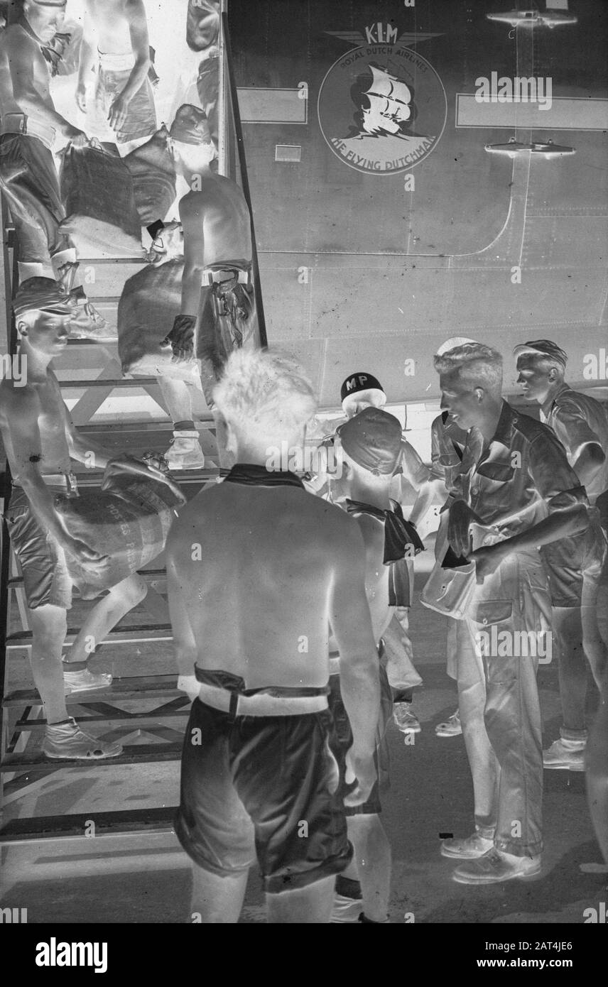 Arrivée de colis avec des avions KLM prisonniers de guerre japonais sortir les sacs de l'avion Date: Décembre 1946 lieu: Indonésie, Antilles néerlandaises de l'est Banque D'Images