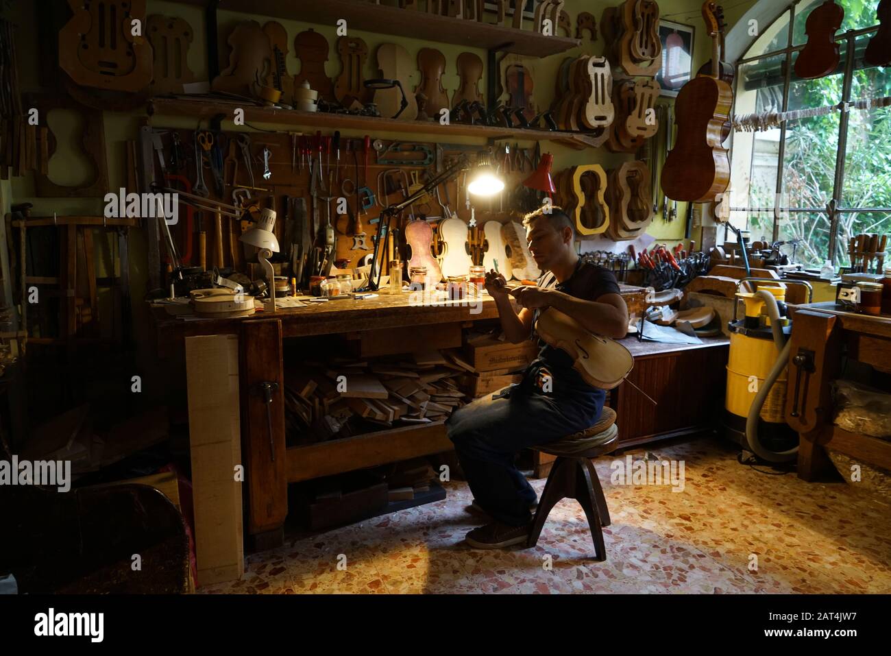 Bottega di Liuteria M.Conia Stefano 'il Giovane' atelier de fabrication de violon, Corso Garibaldi 95, Cremona, Lombardie, Italie, Europe Banque D'Images