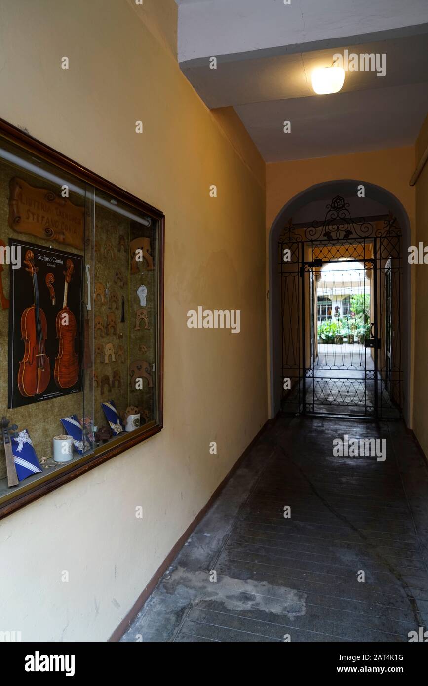 Bottega di Liuteria M.Conia Stefano 'il Giovane' atelier de fabrication de violon, Corso Garibaldi 95, Cremona, Lombardie, Italie, Europe Banque D'Images
