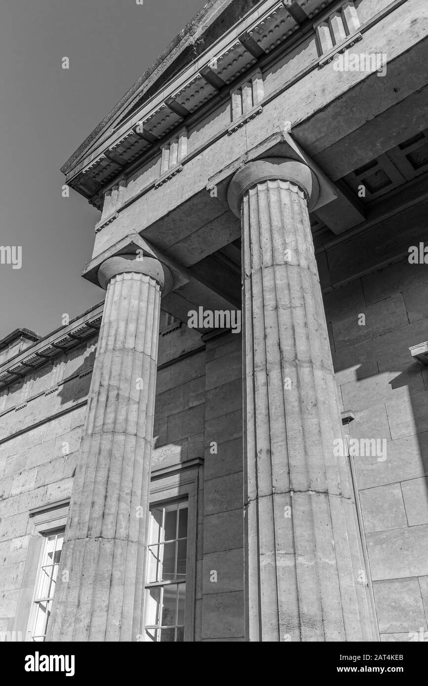 Yorkshire Museum, York. Bâtiment dans le style architectural grec Revival avec des colonnes doric supportant un pediment ci-dessus. Banque D'Images