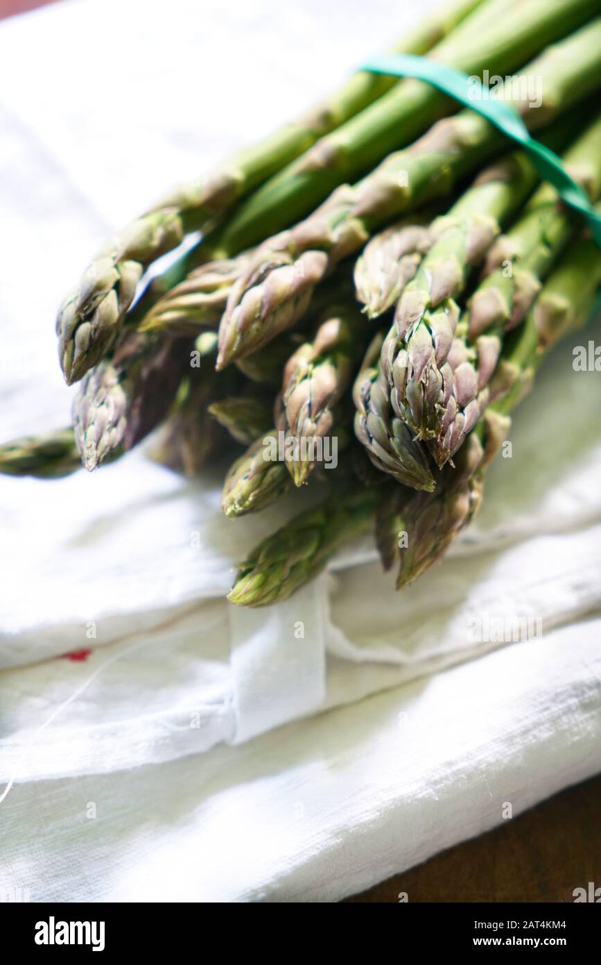 Bouquet d'asperges sur tissu blanc, Milan, Lombardie, Italie, Europe Banque D'Images