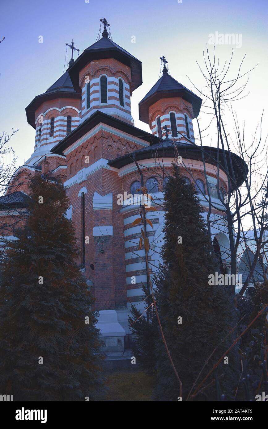 C'est un jour ensoleillé. Vous pouvez voir une ancienne église orange et le ciel bleu en arrière-plan. Banque D'Images