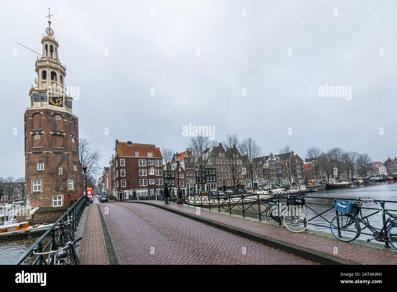 Vue sur Amsterdam avec Montelbaanstoren en arrière-plan, décembre 2019 Banque D'Images