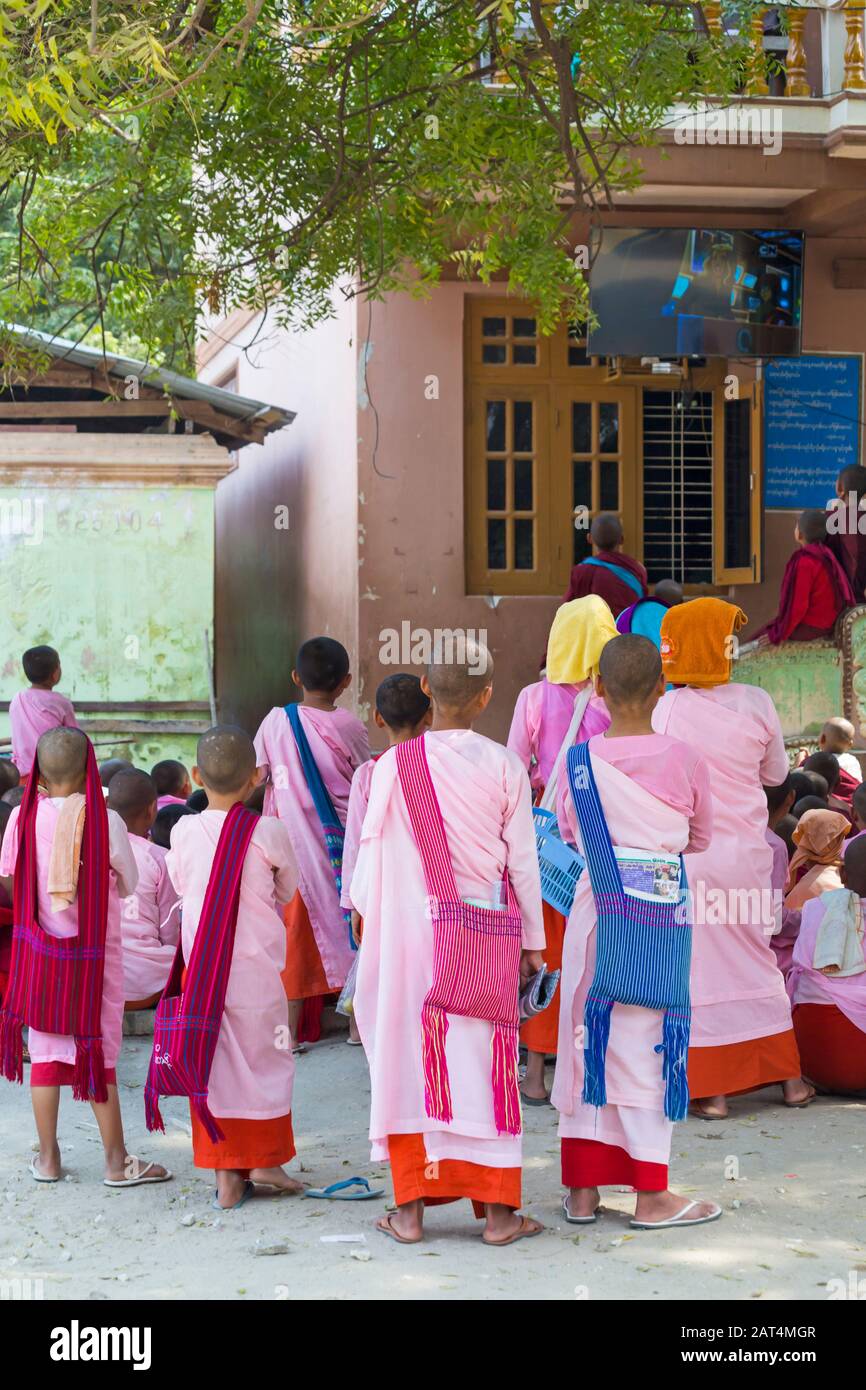 Les enfants regarder la télévision pendant une pause à Aung Myae Gratuit École éducation monastique Oo, Rhône-Alpes, Mandalay, Myanmar (Birmanie), l'Asie en février Banque D'Images