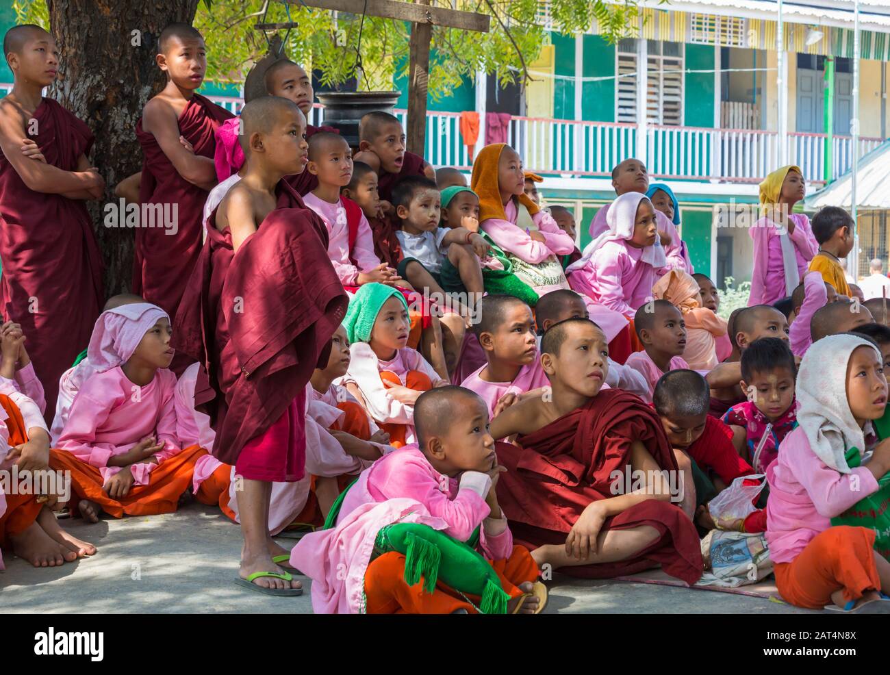 Les visages des enfants regardant la télévision à Aung Myae Gratuit École éducation monastique Oo, Rhône-Alpes, Mandalay, Myanmar (Birmanie), l'Asie en février Banque D'Images