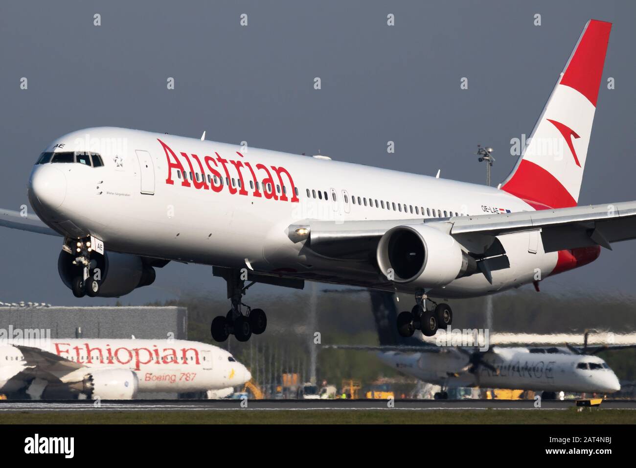 Vienne / Autriche - 18 avril 2019: Austrian Airlines Boeing 767-300 OE-LAE passagers arrivée et atterrissage à l'aéroport international de Vienne Banque D'Images