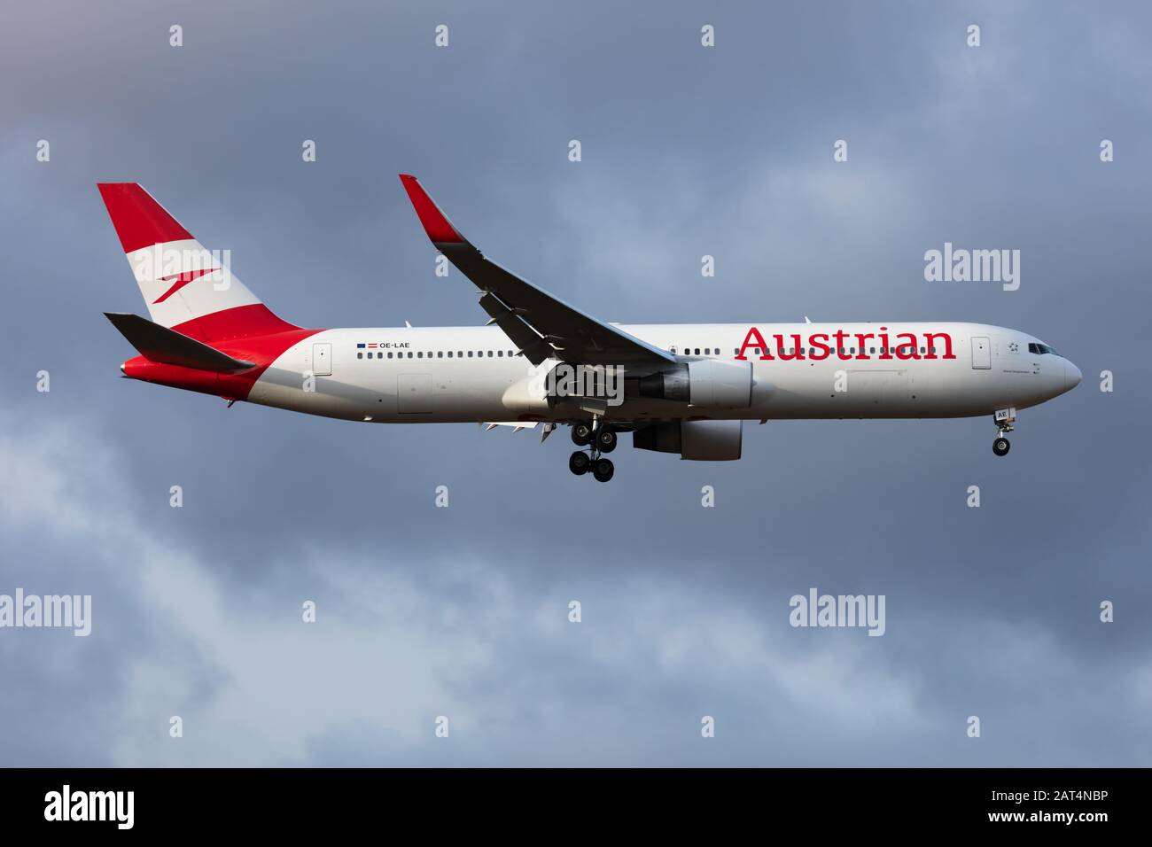 Vienne / Autriche - 29 novembre 2019: Austrian Airlines Boeing 767-300 OE-LAE passagers arrivée et atterrissage à l'aéroport international de Vienne Banque D'Images