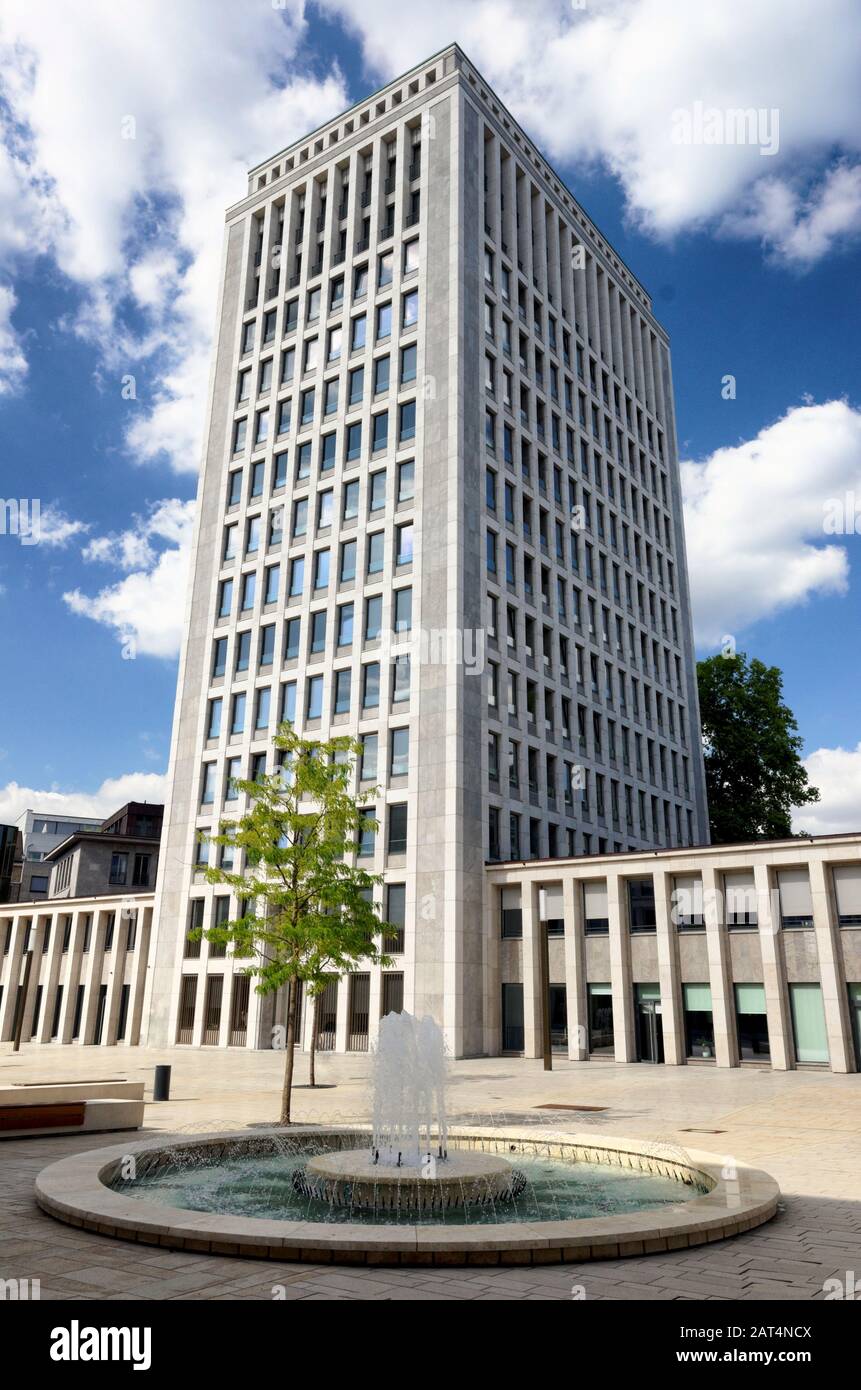 Gratte-ciel et fontaine répertoriés sur le site redessiné de l'ancien siège de Gerling à Cologne Banque D'Images