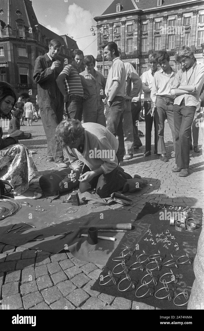 Jongelui ont une agence de voyage créée sur Dam, Amsterdam; les garçons allemands vendent des bracelets etc. Date: 13 août 1969 lieu: Amsterdam, Noord-Holland mots clés: Garçons, bracelets, agences de voyage, ventes Banque D'Images