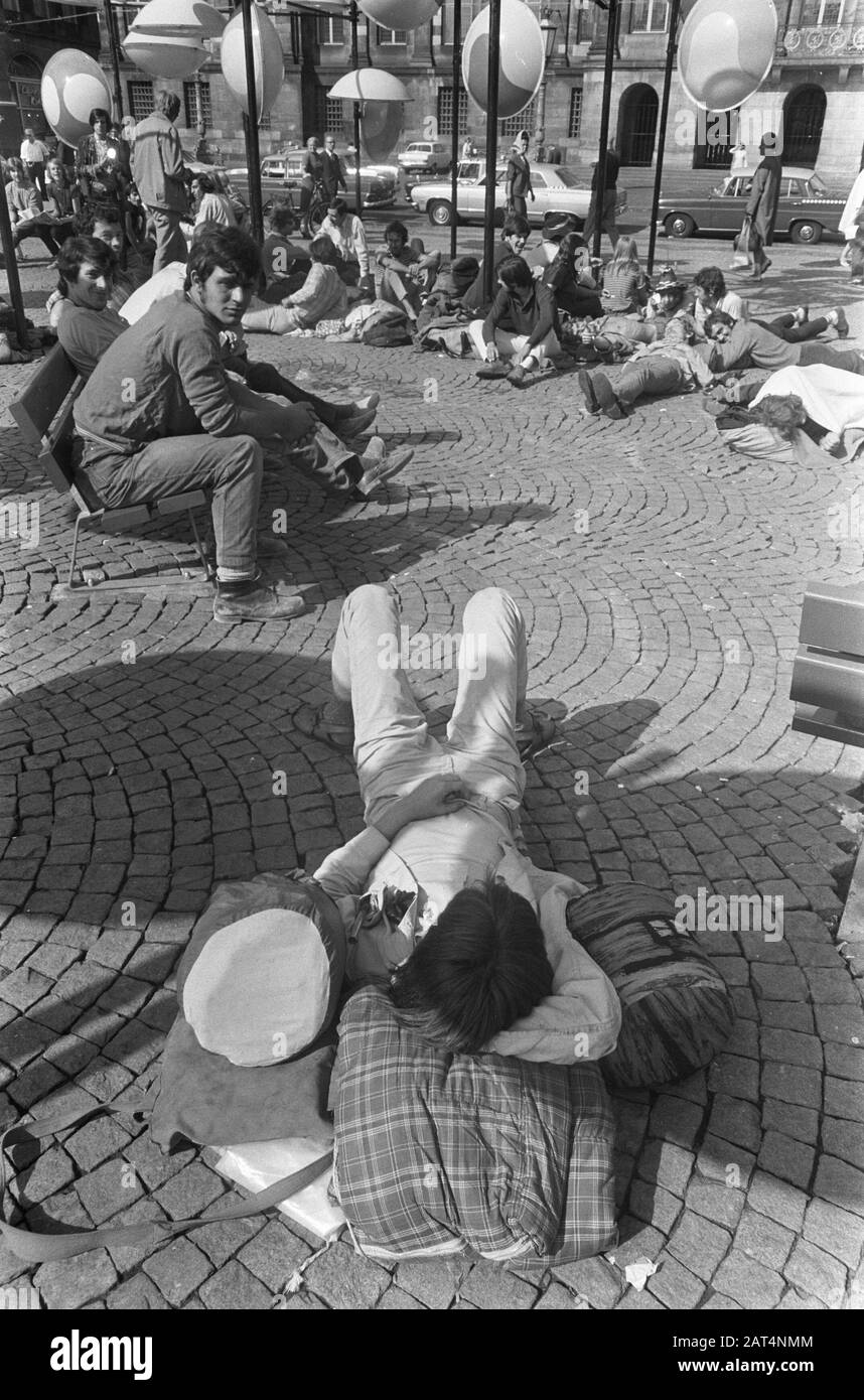 Jongelui ont une agence de voyage créée sur Dam, Amsterdam; les garçons allemands vendent des bracelets etc. Date: 13 août 1969 lieu: Amsterdam, Noord-Holland mots clés: Garçons, bracelets, agences de voyage, ventes Banque D'Images
