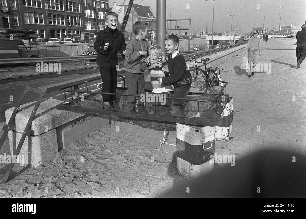 Garçons jouant sur un vieux lit Date: 21 octobre 1968 mots clés: Garçons, lits Banque D'Images