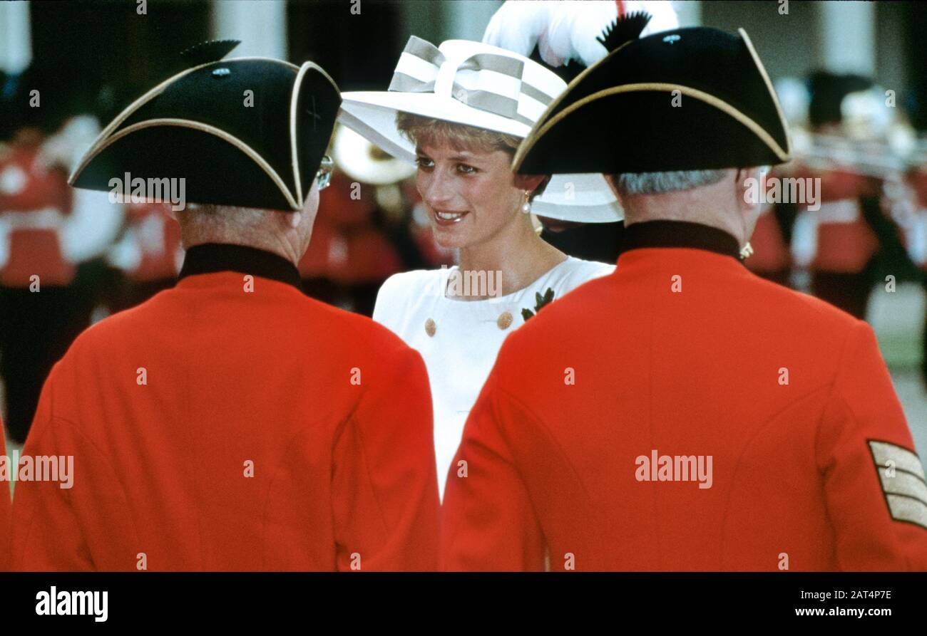 HRH Princess Diana rencontre les pensionnés de Chelsea à l'hôpital Royal, Londres, Angleterre, juin 1992 Banque D'Images