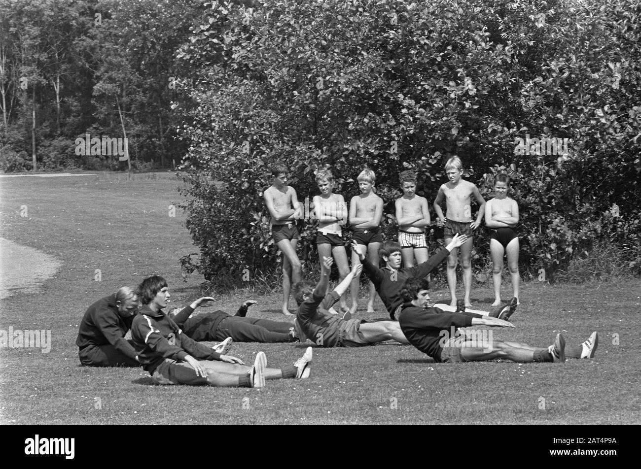 Formation Ajax dans la forêt d'Amsterdam garçons en maillot de bain regarder la formation Date: 14 juillet 1969 lieu: Amsterdam, Noord-Holland mots clés: Enfants, sports, formation, football Nom de l'institution: AJAX Banque D'Images