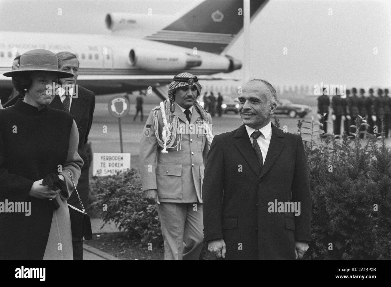 Le roi de Jordanie Hussein et sa femme sont arrivés à la base aérienne de Ypenburg pour une visite de travail Date : 1 octobre 1984 mots clés : Kings Nom personnel : Beatrix, Princess, Hussein Banque D'Images
